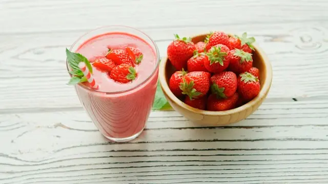 Refreshing Raspberry Strawberry Smoothie with Greek Yogurt (Gluten-Free & High-Protein)